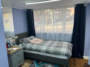 Cozy Guest Room in High Barnet (London) with Private Entrance and Small Terrace
